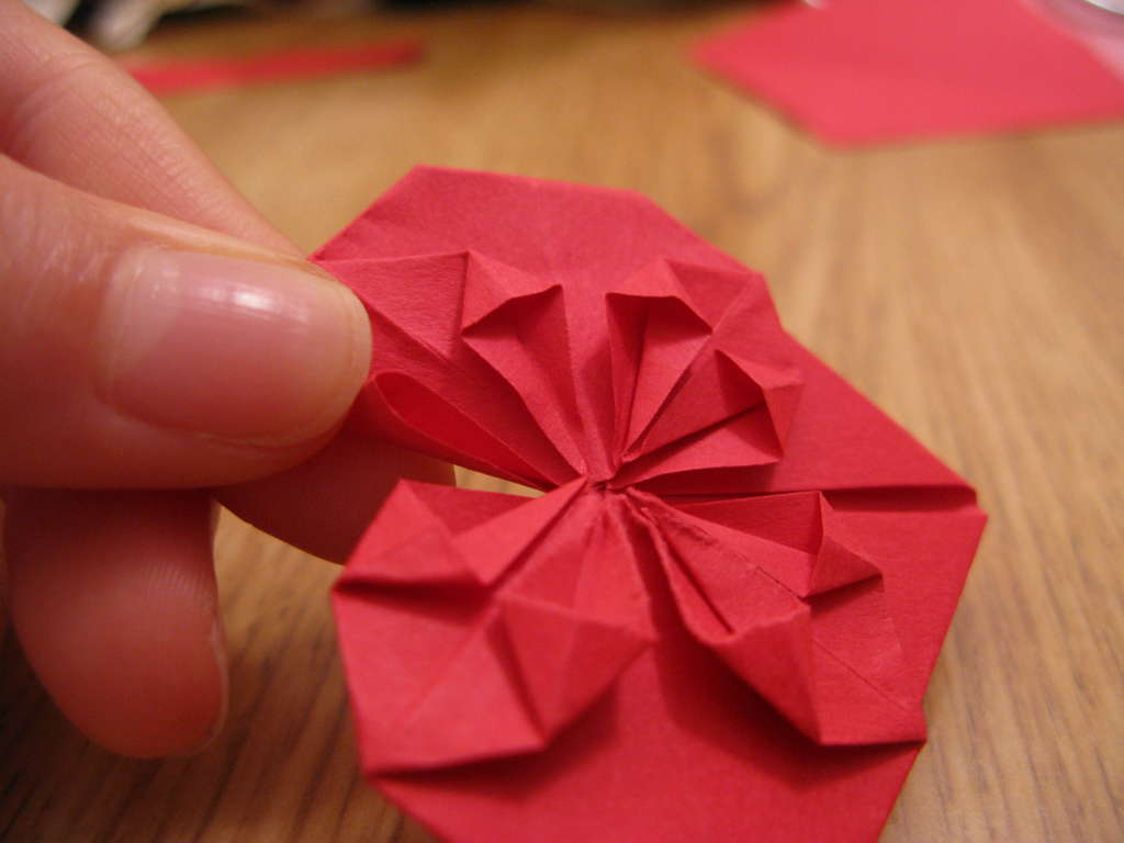 Подарок маме из клея. Оригами сердечко. Оригами сердце из бумаги. Поделки из бумаги без клея. Оригами подарок на день рождения.