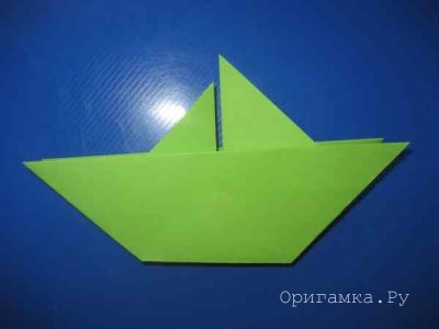 Кораблик оригами с парусами