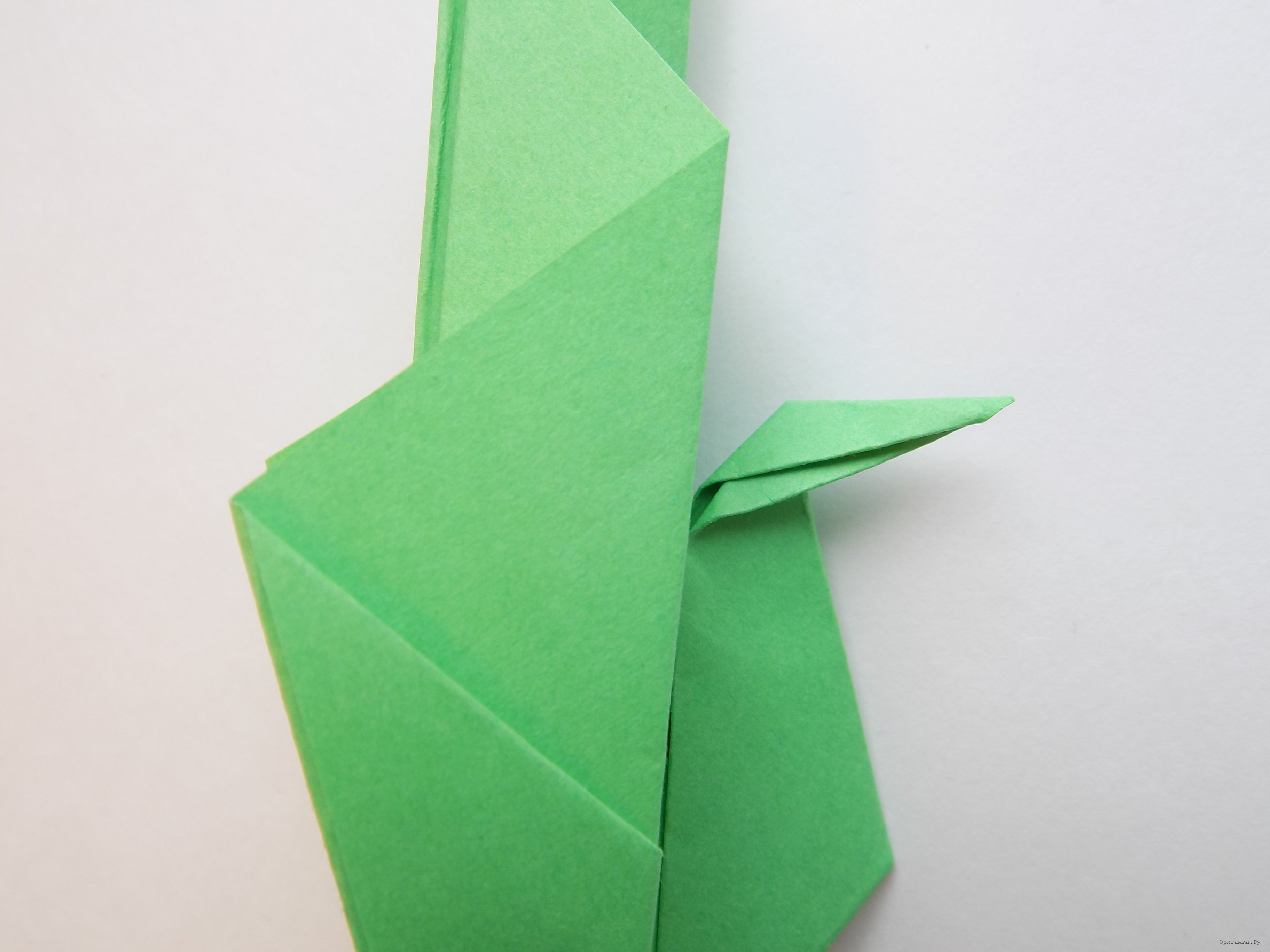 Минималистская композиция оригами павлин